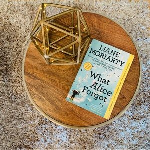 What Alice Forgot paperback book by Liane Moriarty